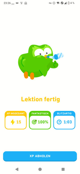 End-of-lesson screen. Duo, apparently kneeling, showing their naked green bum to the astonished observer while looking at them over their shoulder and giving them a thumbs up with a party blower in their beak.