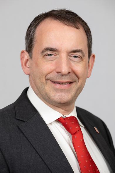 Ralf Alexander "Ralle" Lorz, hessischer Finanzminister und staatlich geprüfter Unsympath. Er sieht sehr mellow aus, etwa als habe er versucht, so viel zu trinken, daß er dem Kanzler glaubt.